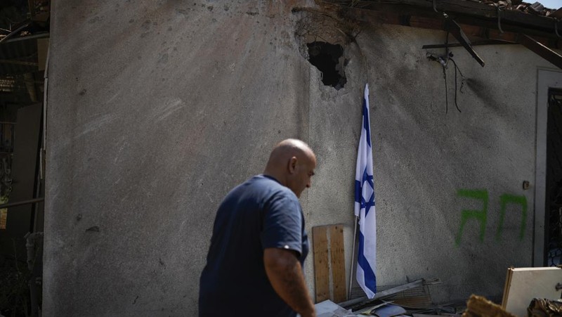 Kondisi rumah yang rusak setelah serangan roket dari Lebanon di Israel Utara, Rabu (25/9/2024). (AP Photo/Leo Correa)