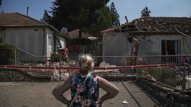 Kondisi rumah yang rusak setelah serangan roket dari Lebanon di Israel Utara, Rabu (25/9/2024). (AP Photo/Leo Correa)