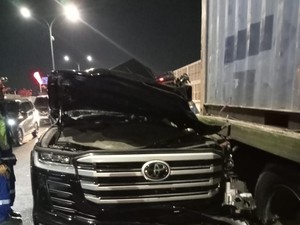 Land Cruiser Keluarga Owner Pallubasa Serigala Tabrak Truk, Istri-Anak Tewas