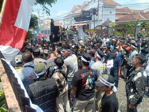 Caleg DPR RI Terpilih Batal Dilantik, Pendukung Geruduk KPU Jember