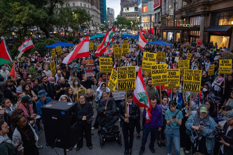 Orang-orang berkumpul untuk memprotes meningkatnya konflik antara Israel dan Hizbullah, di New York City, AS, 24 September 2024. Orang-orang berkumpul untuk memprotes meningkatnya konflik antara Israel dan Hizbullah, di New York City, AS, 24 September 2024. (REUTERS/David Dee Delgado)