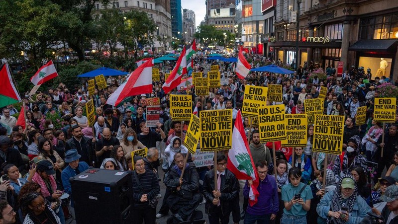 Orang-orang berkumpul untuk memprotes meningkatnya konflik antara Israel dan Hizbullah, di New York City, AS, 24 September 2024. (REUTERS/David Dee Delgado)