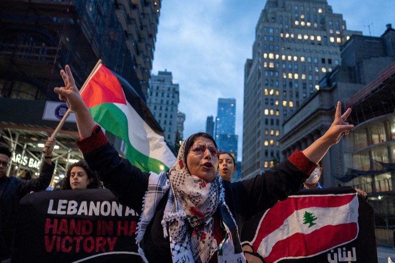 Orang-orang berkumpul untuk memprotes meningkatnya konflik antara Israel dan Hizbullah, di New York City, AS, 24 September 2024. Orang-orang berkumpul untuk memprotes meningkatnya konflik antara Israel dan Hizbullah, di New York City, AS, 24 September 2024. (REUTERS/David Dee Delgado)