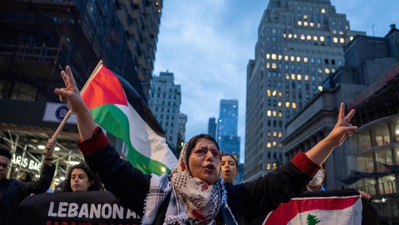 Orang-orang berkumpul untuk memprotes meningkatnya konflik antara Israel dan Hizbullah, di New York City, AS, 24 September 2024. (REUTERS/David Dee Delgado)