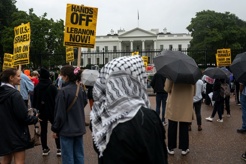 Orang-orang berkumpul untuk memprotes meningkatnya konflik antara Israel dan Hizbullah, di New York City, AS, 24 September 2024. Orang-orang berkumpul untuk memprotes meningkatnya konflik antara Israel dan Hizbullah, di New York City, AS, 24 September 2024. (REUTERS/David Dee Delgado)