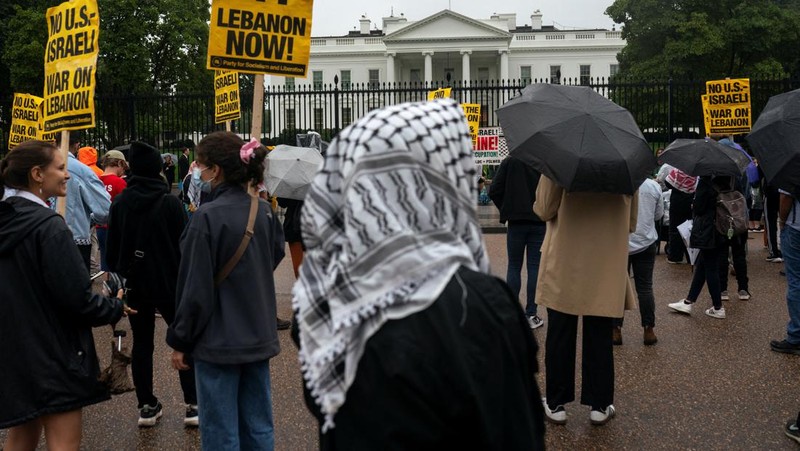 Orang-orang berkumpul untuk memprotes meningkatnya konflik antara Israel dan Hizbullah, di New York City, AS, 24 September 2024. (REUTERS/David Dee Delgado)