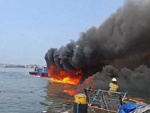 Penampakan Kebakaran Kapal di Pelabuhan Muara Baru, Api Berkobar