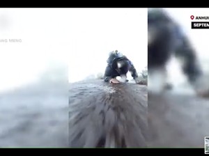 Detik-detik Rekaman Pendaki Terpeleset di Jurang Gunung