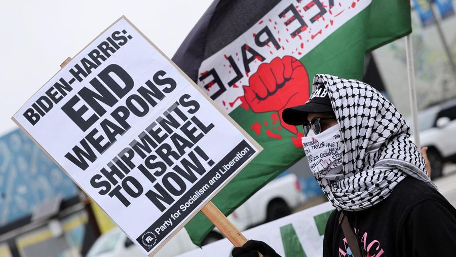 Orang-orang berkumpul untuk memprotes meningkatnya konflik antara Israel dan Hizbullah, di New York City, AS, 24 September 2024. (REUTERS/David Dee Delgado)