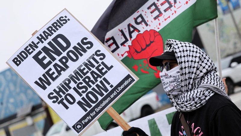 Orang-orang berkumpul untuk memprotes meningkatnya konflik antara Israel dan Hizbullah, di New York City, AS, 24 September 2024. (REUTERS/David Dee Delgado)