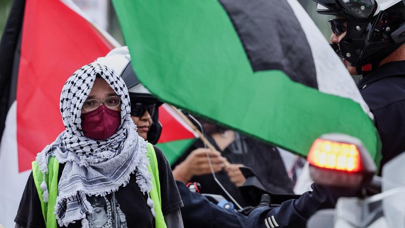 Orang-orang berkumpul untuk memprotes meningkatnya konflik antara Israel dan Hizbullah, di New York City, AS, 24 September 2024. (REUTERS/David Dee Delgado)