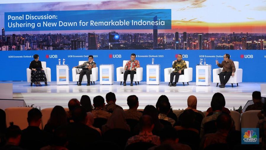 Sesi diskusi panel UOB Indonesia Economic Outlook 2025 di Kempinski, Jakarta, Rabu (25/9/2024). (CNBC Indonesia/Tri Susilo)