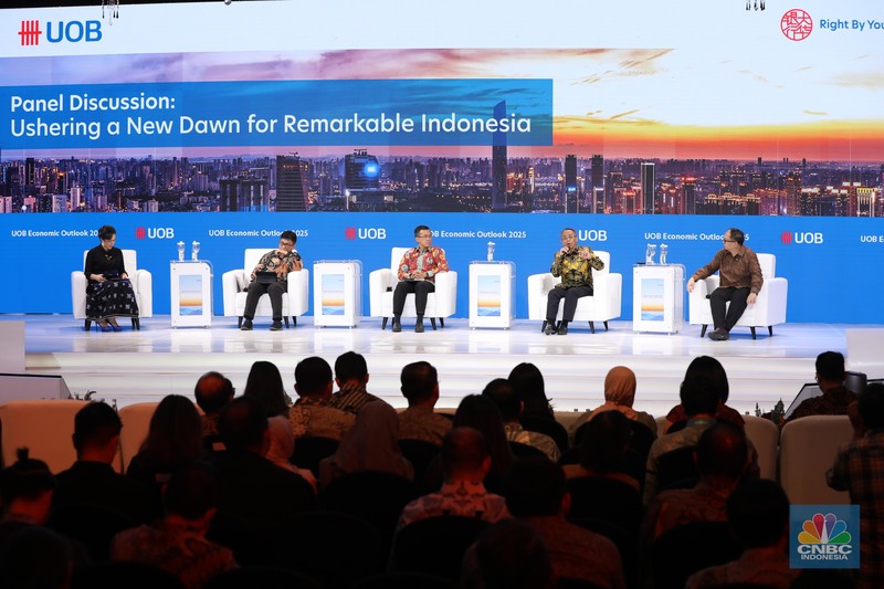 Sesi diskusi panel UOB Indonesia Economic Outlook 2025 di Kempinski, Jakarta, Rabu (25/9/2024). (CNBC Indonesia/Tri Susilo)