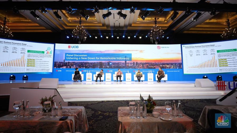 Sesi diskusi panel UOB Indonesia Economic Outlook 2025 di Kempinski, Jakarta, Rabu (25/9/2024). (CNBC Indonesia/Tri Susilo)