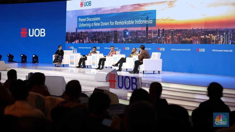 Sesi diskusi panel UOB Indonesia Economic Outlook 2025 di Kempinski, Jakarta, Rabu (25/9/2024). (CNBC Indonesia/Tri Susilo)