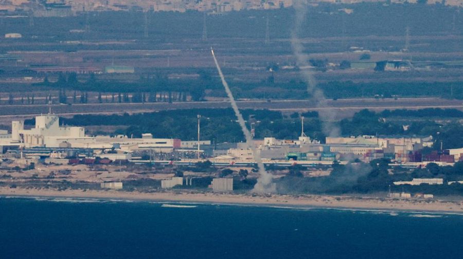 Sistem antirudal Iron Dome milik Israel beroperasi untuk melakukan intersepsi saat roket diluncurkan dari Lebanon menuju Israel, di tengah permusuhan lintas batas antara Hizbullah dan Israel, seperti yang terlihat dari Haifa, Israel, 24 September 2024. (REUTERS/Ammar Awad)