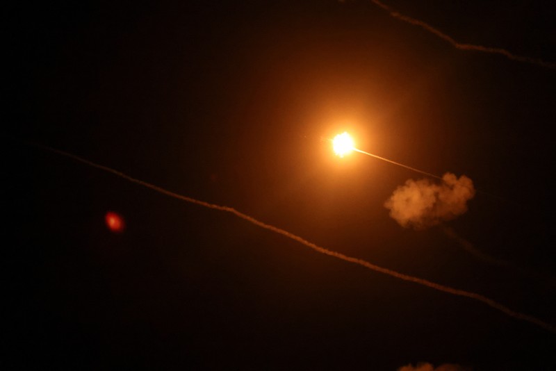 Orang-orang berdiri di atas reruntuhan bangunan yang rusak, di desa Akbiyeh di selatan Lebanon, di tengah permusuhan lintas perbatasan antara Hizbullah dan pasukan Israel, Lebanon, 24 September 2024. Orang-orang berdiri di atas reruntuhan bangunan yang rusak, di desa Akbiyeh di selatan Lebanon, di tengah permusuhan lintas perbatasan antara Hizbullah dan pasukan Israel, Lebanon, 24 September 2024. (REUTERS/Stringer)