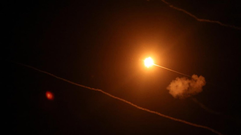 Orang-orang berdiri di atas reruntuhan bangunan yang rusak, di desa Akbiyeh di selatan Lebanon, di tengah permusuhan lintas perbatasan antara Hizbullah dan pasukan Israel, Lebanon, 24 September 2024. (REUTERS/Stringer)