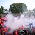 Raksasa Otomotif Bakal PHK & Tutup Pabrik, Pekerja Demo Besar-besaran