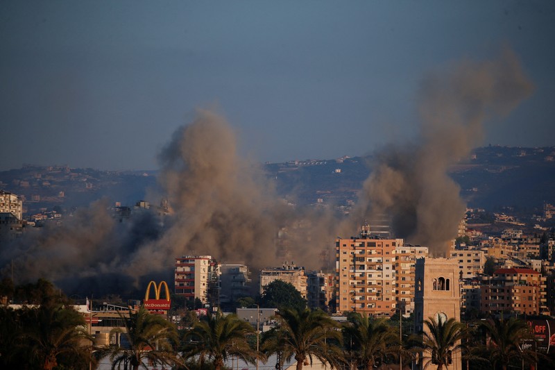 Asap mengepul di atas Lebanon selatan menyusul serangan Israel, di tengah permusuhan lintas perbatasan yang sedang berlangsung antara Hizbullah dan pasukan Israel, seperti yang terlihat dari Tirus, Lebanon, 25 September 2024. Asap mengepul di atas Lebanon selatan menyusul serangan Israel, di tengah permusuhan lintas perbatasan yang sedang berlangsung antara Hizbullah dan pasukan Israel, seperti yang terlihat dari Tirus, Lebanon, 25 September 2024. (REUTERS/Amr Abdallah Dalsh)