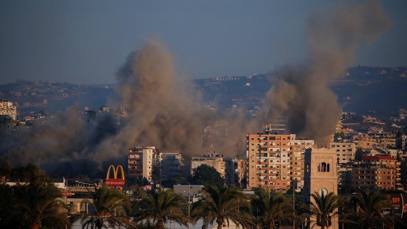 Asap mengepul di atas Lebanon selatan menyusul serangan Israel, di tengah permusuhan lintas perbatasan yang sedang berlangsung antara Hizbullah dan pasukan Israel, seperti yang terlihat dari Tirus, Lebanon, 25 September 2024. (REUTERS/Amr Abdallah Dalsh)