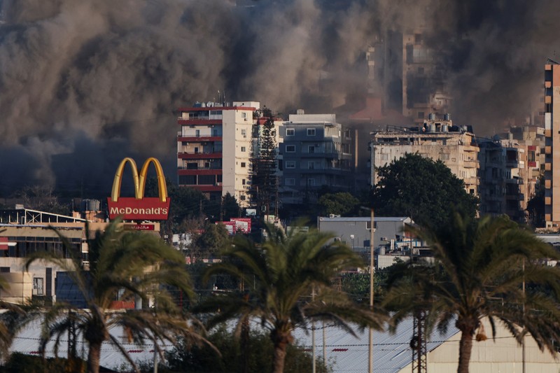 Asap mengepul di atas Lebanon selatan menyusul serangan Israel, di tengah permusuhan lintas perbatasan yang sedang berlangsung antara Hizbullah dan pasukan Israel, seperti yang terlihat dari Tirus, Lebanon, 25 September 2024. Asap mengepul di atas Lebanon selatan menyusul serangan Israel, di tengah permusuhan lintas perbatasan yang sedang berlangsung antara Hizbullah dan pasukan Israel, seperti yang terlihat dari Tirus, Lebanon, 25 September 2024. (REUTERS/Amr Abdallah Dalsh)