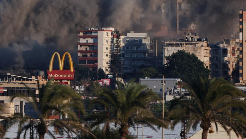 Asap mengepul di atas Lebanon selatan menyusul serangan Israel, di tengah permusuhan lintas perbatasan yang sedang berlangsung antara Hizbullah dan pasukan Israel, seperti yang terlihat dari Tirus, Lebanon, 25 September 2024. (REUTERS/Amr Abdallah Dalsh)