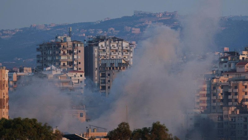 Asap mengepul di atas Lebanon selatan menyusul serangan Israel, di tengah permusuhan lintas perbatasan yang sedang berlangsung antara Hizbullah dan pasukan Israel, seperti yang terlihat dari Tirus, Lebanon, 25 September 2024. (REUTERS/Amr Abdallah Dalsh)