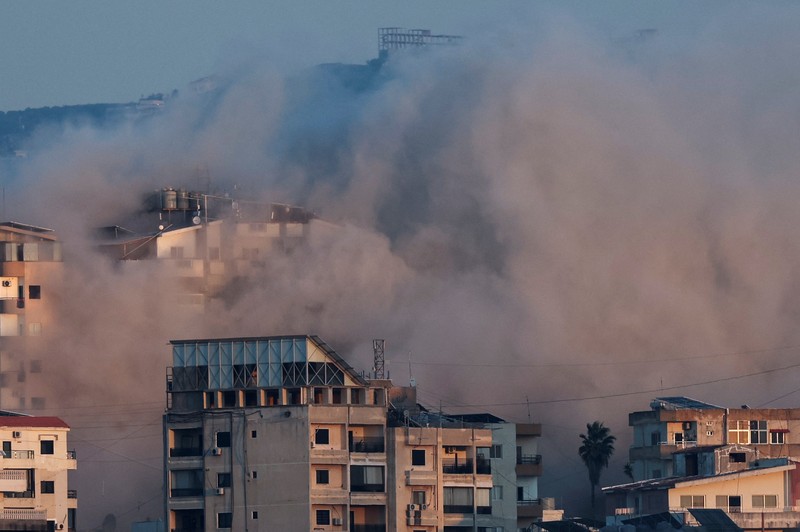Asap mengepul di atas Lebanon selatan menyusul serangan Israel, di tengah permusuhan lintas perbatasan yang sedang berlangsung antara Hizbullah dan pasukan Israel, seperti yang terlihat dari Tirus, Lebanon, 25 September 2024. Asap mengepul di atas Lebanon selatan menyusul serangan Israel, di tengah permusuhan lintas perbatasan yang sedang berlangsung antara Hizbullah dan pasukan Israel, seperti yang terlihat dari Tirus, Lebanon, 25 September 2024. (REUTERS/Amr Abdallah Dalsh)