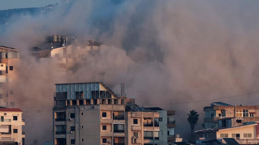 Asap mengepul di atas Lebanon selatan menyusul serangan Israel, di tengah permusuhan lintas perbatasan yang sedang berlangsung antara Hizbullah dan pasukan Israel, seperti yang terlihat dari Tirus, Lebanon, 25 September 2024. (REUTERS/Amr Abdallah Dalsh)