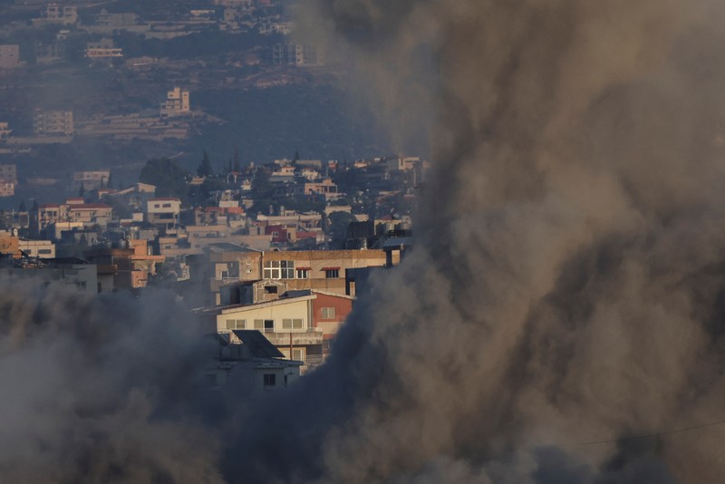 Asap mengepul di atas Lebanon selatan menyusul serangan Israel, di tengah permusuhan lintas perbatasan yang sedang berlangsung antara Hizbullah dan pasukan Israel, seperti yang terlihat dari Tirus, Lebanon, 25 September 2024. Asap mengepul di atas Lebanon selatan menyusul serangan Israel, di tengah permusuhan lintas perbatasan yang sedang berlangsung antara Hizbullah dan pasukan Israel, seperti yang terlihat dari Tirus, Lebanon, 25 September 2024. (REUTERS/Amr Abdallah Dalsh)