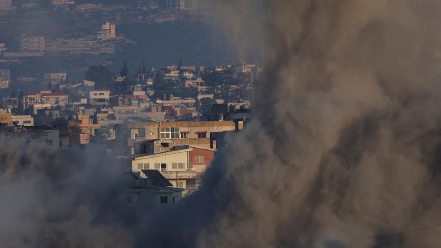 Asap mengepul di atas Lebanon selatan menyusul serangan Israel, di tengah permusuhan lintas perbatasan yang sedang berlangsung antara Hizbullah dan pasukan Israel, seperti yang terlihat dari Tirus, Lebanon, 25 September 2024. (REUTERS/Amr Abdallah Dalsh)