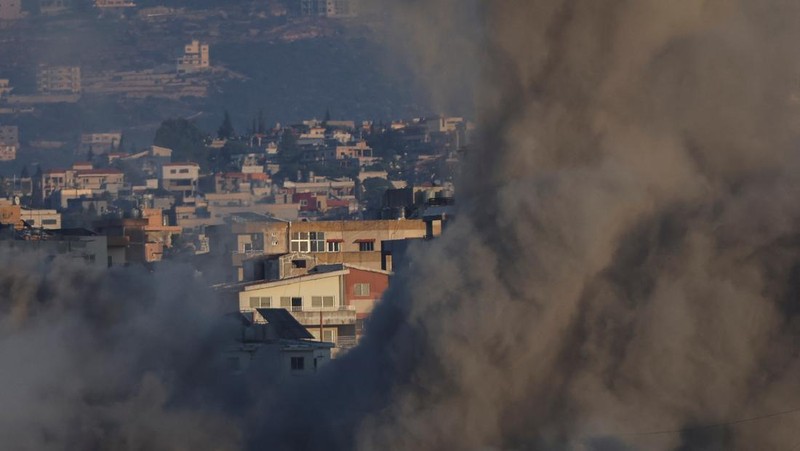 Asap mengepul di atas Lebanon selatan menyusul serangan Israel, di tengah permusuhan lintas perbatasan yang sedang berlangsung antara Hizbullah dan pasukan Israel, seperti yang terlihat dari Tirus, Lebanon, 25 September 2024. (REUTERS/Amr Abdallah Dalsh)