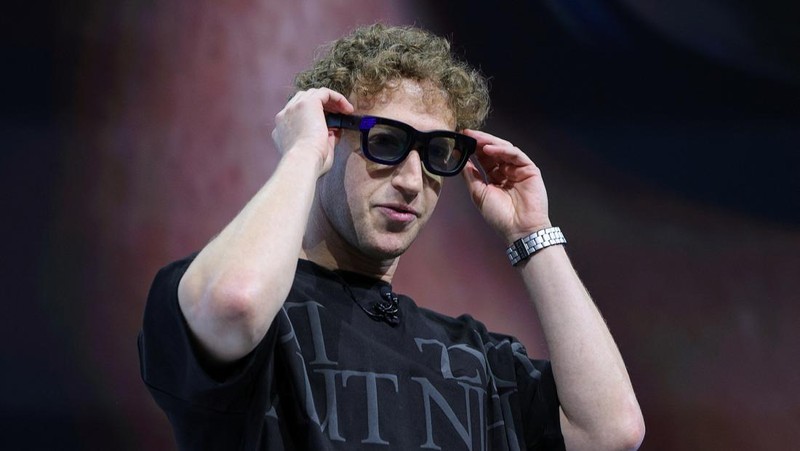 CEO Meta Mark Zuckerberg memperkenalkan Orion AR Glasses saat ia menyampaikan pidato utama selama acara tahunan Meta Connect di kantor pusat perusahaan di Menlo Park, California, AS, 25 September 2024. (REUTERS/Manuel Orbegozo)