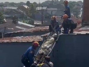 Damkar Evakuasi Pekerja Bangunan Tewas Tersetrum Saat Perbaiki Atap di Bogor