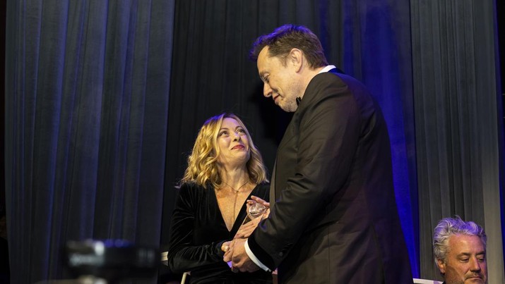 Elon Musk, CEO Tesla, kanan, memberikan penghargaan kepada Giorgia Meloni, presiden Dewan Menteri Italia, selama jamuan makan malam Global Citizen Awards, Senin, 23 September 2024, di New York. (AP Photo/Michelle Farsi)