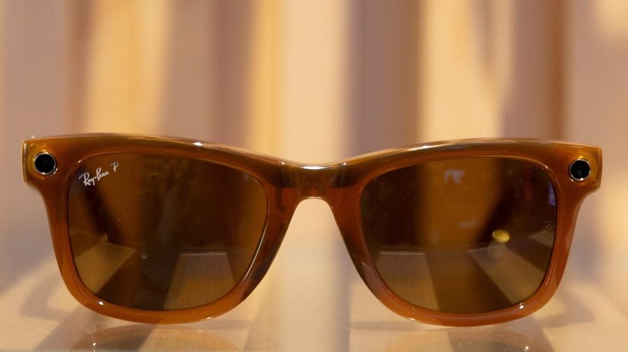 Kacamata hitam Ray-Ban Meta dipamerkan di acara tahunan Meta Connect di kantor pusat perusahaan di Menlo Park, California, AS, 24 September 2024. (REUTERS/Manuel Orbegozo)