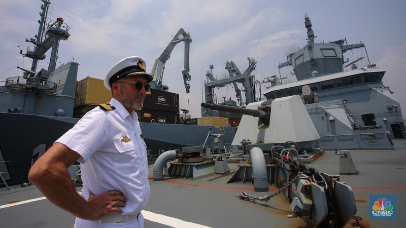 Kapal milik Satuan tugas tentara Angkatan Laut Jerman jenis fregat FGS Baden-Wurttemberg F 222 tiba di Pelabuhan Tanjung Priok, Jakarta, Kamis (26/9/2024). (CNBC Indonesia/Faisal Rahman) Kapal milik Satuan tugas tentara Angkatan Laut Jerman jenis fregat FGS Baden-Wurttemberg F 222 tiba di Pelabuhan Tanjung Priok, Jakarta, Kamis (26/9/2024). (CNBC Indonesia/Faisal Rahman)