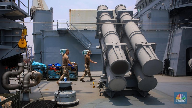 Kapal milik Satuan tugas tentara Angkatan Laut Jerman jenis fregat FGS Baden-Wurttemberg F 222  tiba di Pelabuhan Tanjung Priok, Jakarta, Kamis (26/9/2024). (CNBC Indonesia/Faisal Rahman)