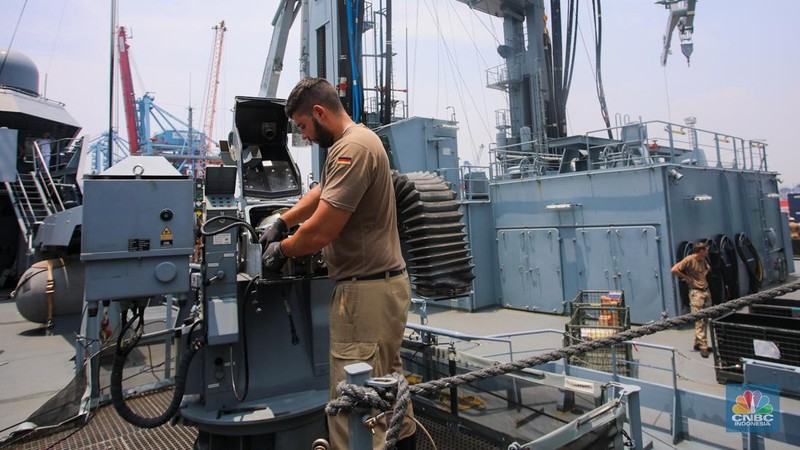 Kapal milik Satuan tugas tentara Angkatan Laut Jerman jenis fregat FGS Baden-Wurttemberg F 222  tiba di Pelabuhan Tanjung Priok, Jakarta, Kamis (26/9/2024). (CNBC Indonesia/Faisal Rahman)