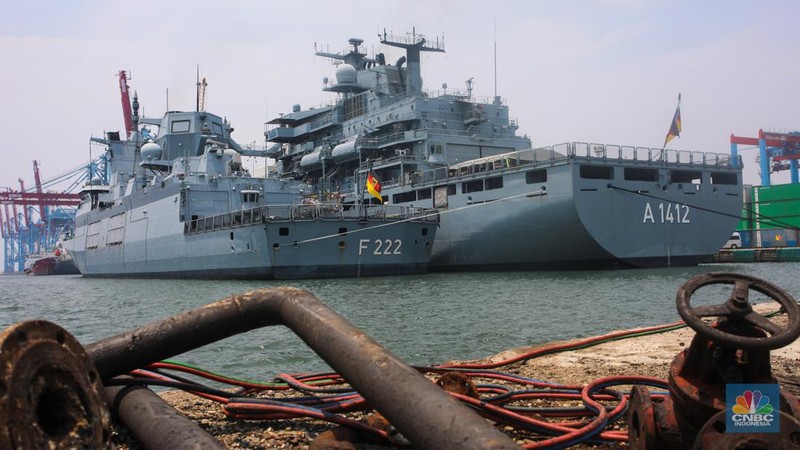 Kapal milik Satuan tugas tentara Angkatan Laut Jerman jenis fregat FGS Baden-Wurttemberg F 222  tiba di Pelabuhan Tanjung Priok, Jakarta, Kamis (26/9/2024). (CNBC Indonesia/Faisal Rahman)