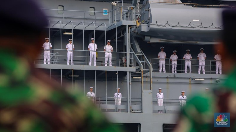 Kapal milik Satuan tugas tentara Angkatan Laut Jerman jenis fregat FGS Baden-Wurttemberg F 222  tiba di Pelabuhan Tanjung Priok, Jakarta, Kamis (26/9/2024). (CNBC Indonesia/Faisal Rahman)