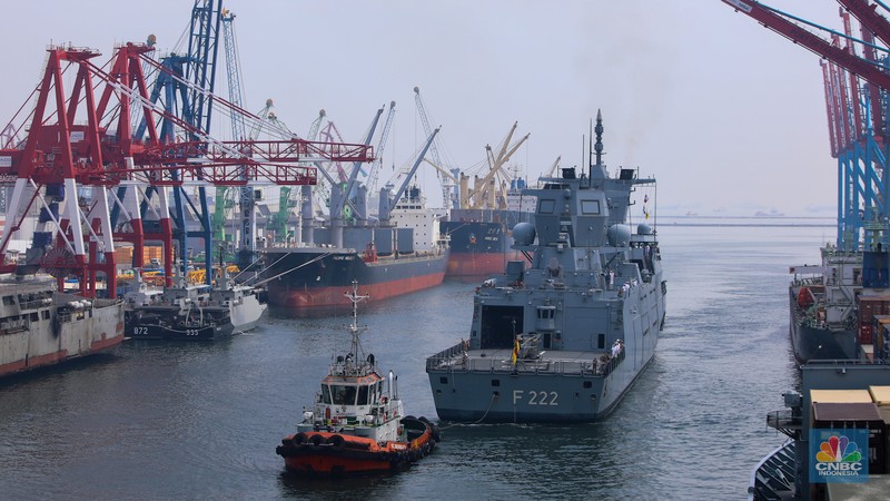 Kapal milik Satuan tugas tentara Angkatan Laut Jerman jenis fregat FGS Baden-Wurttemberg F 222  tiba di Pelabuhan Tanjung Priok, Jakarta, Kamis (26/9/2024). (CNBC Indonesia/Faisal Rahman)