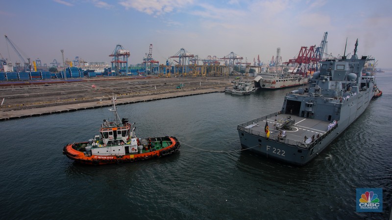 Kapal milik Satuan tugas tentara Angkatan Laut Jerman jenis fregat FGS Baden-Wurttemberg F 222 tiba di Pelabuhan Tanjung Priok, Jakarta, Kamis (26/9/2024). (CNBC Indonesia/Faisal Rahman) Kapal milik Satuan tugas tentara Angkatan Laut Jerman jenis fregat FGS Baden-Wurttemberg F 222 tiba di Pelabuhan Tanjung Priok, Jakarta, Kamis (26/9/2024). (CNBC Indonesia/Faisal Rahman)