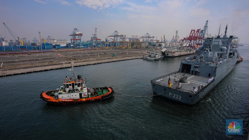 Kapal milik Satuan tugas tentara Angkatan Laut Jerman jenis fregat FGS Baden-Wurttemberg F 222  tiba di Pelabuhan Tanjung Priok, Jakarta, Kamis (26/9/2024). (CNBC Indonesia/Faisal Rahman)