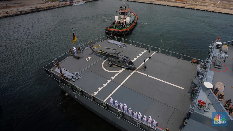 Kapal milik Satuan tugas tentara Angkatan Laut Jerman jenis fregat FGS Baden-Wurttemberg F 222 tiba di Pelabuhan Tanjung Priok, Jakarta, Kamis (26/9/2024). (CNBC Indonesia/Faisal Rahman) Kapal milik Satuan tugas tentara Angkatan Laut Jerman jenis fregat FGS Baden-Wurttemberg F 222 tiba di Pelabuhan Tanjung Priok, Jakarta, Kamis (26/9/2024). (CNBC Indonesia/Faisal Rahman)