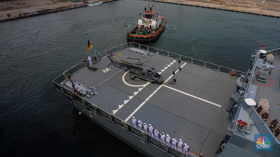 Kapal milik Satuan tugas tentara Angkatan Laut Jerman jenis fregat FGS Baden-Wurttemberg F 222  tiba di Pelabuhan Tanjung Priok, Jakarta, Kamis (26/9/2024). (CNBC Indonesia/Faisal Rahman)