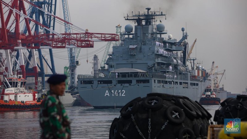 Kapal milik Satuan tugas tentara Angkatan Laut Jerman jenis fregat FGS Baden-Wurttemberg F 222  tiba di Pelabuhan Tanjung Priok, Jakarta, Kamis (26/9/2024). (CNBC Indonesia/Faisal Rahman)