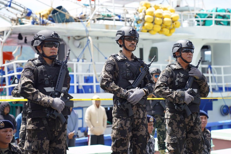 Kementerian Kelautan dan Perikanan (KKP) berhasil mengamankan lima unit Kapal Ikan Asing (KIA) pencuri ikan yang sedang beraksi di perairan Samudera Pasifik wilayah Sulawesi, dan Selat Malaka. Kementerian Kelautan dan Perikanan (KKP) berhasil mengamankan lima unit Kapal Ikan Asing (KIA) pencuri ikan yang sedang beraksi di perairan Samudera Pasifik wilayah Sulawesi, dan Selat Malaka. (Dok. Humas Ditjen PSDKP)