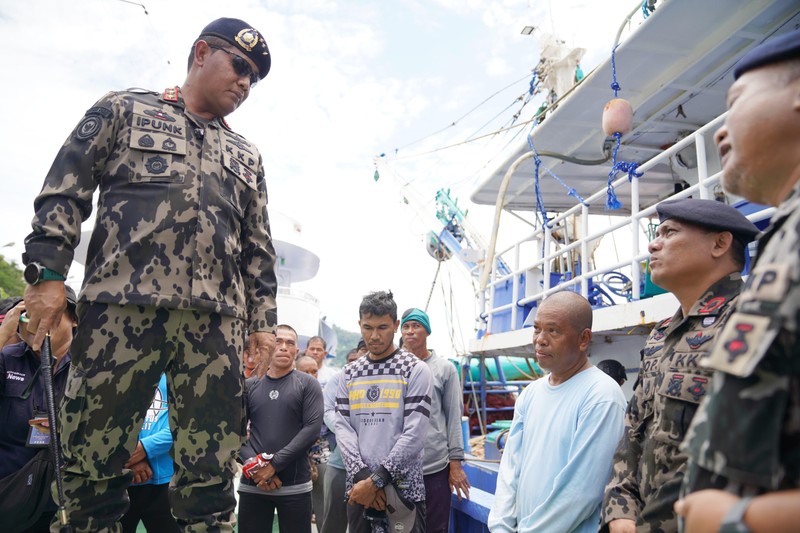 Kementerian Kelautan dan Perikanan (KKP) berhasil mengamankan lima unit Kapal Ikan Asing (KIA) pencuri ikan yang sedang beraksi di perairan Samudera Pasifik wilayah Sulawesi, dan Selat Malaka. Kementerian Kelautan dan Perikanan (KKP) berhasil mengamankan lima unit Kapal Ikan Asing (KIA) pencuri ikan yang sedang beraksi di perairan Samudera Pasifik wilayah Sulawesi, dan Selat Malaka. (Dok. Humas Ditjen PSDKP)